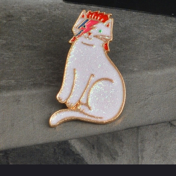 Ziggy Stardust Glittery Cat Lapel Pin - Picture 4 of 6